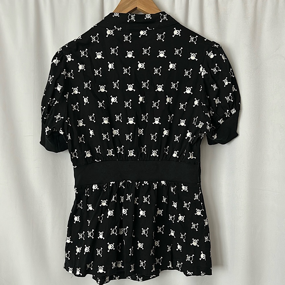 Torrid Black Skull and Crossbones Short Sleeve Shirt Top **Size 0**☠️☠️ - Picture 2 of 5